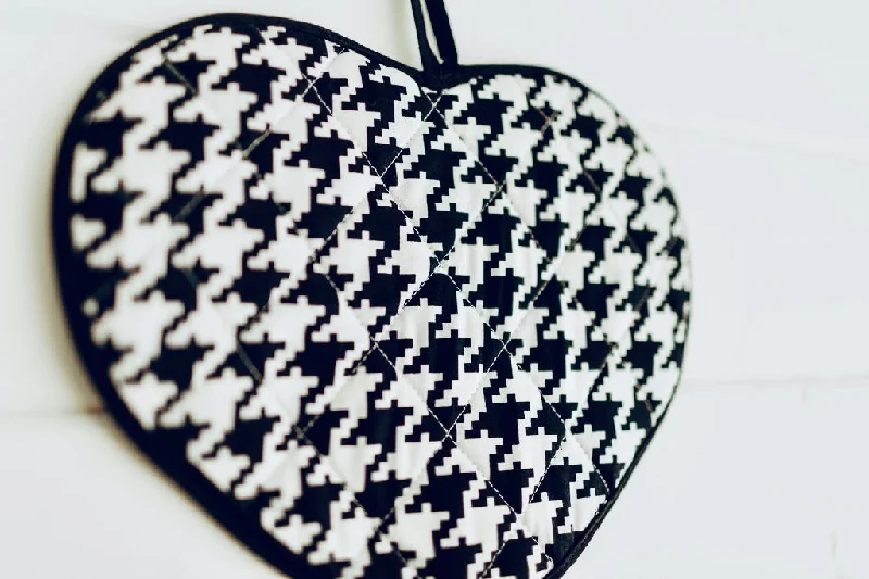 Houndstooth heart-shaped pot holder